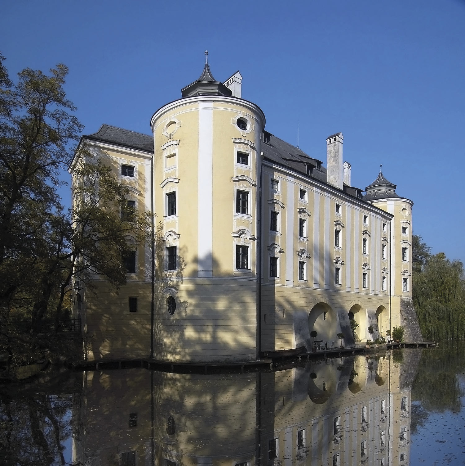 Schloss-Bernau-Wasserspiegelung_web